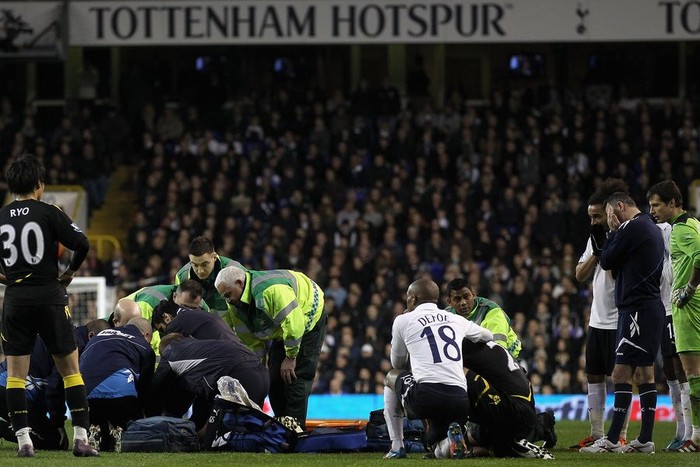 Trận đấu đã được hoãn lại ở phút thứ 41, khi đó Tottenham và Bolton đang hòa nhau 1-1.